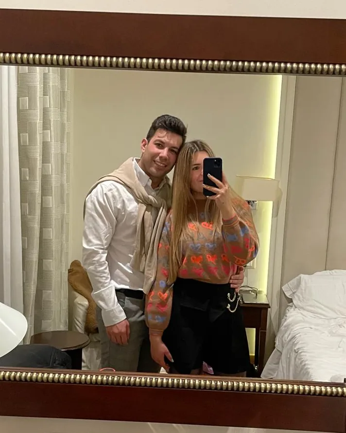 Francesca e Francesco in un selfie allo specchio