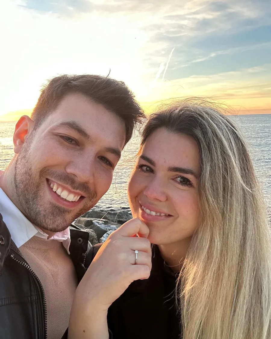 Francesca e Francesco sorridenti davanti al mare al tramonto